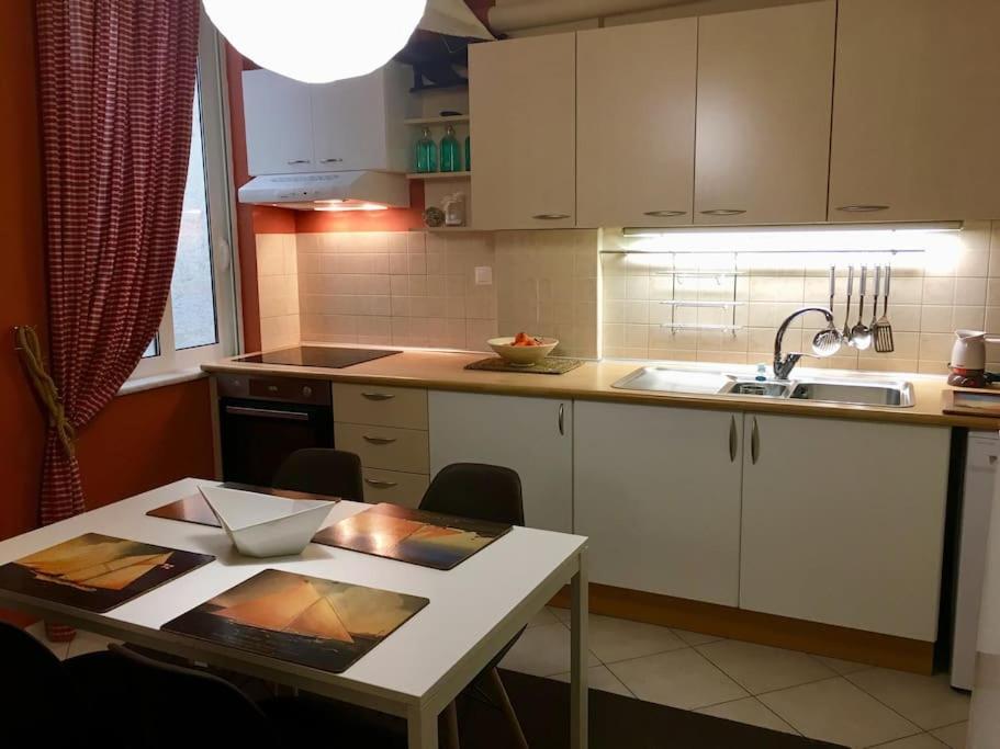 Central Spacious Apartment 70Sqm 特里波利斯 外观 照片